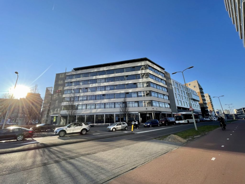 Openingstijden Wij zijn open van maandag t/m donderdag van 9.00 uur tot 17.00 uur en vrijdag van 9.00 uur tot 14.00 uur. In schoolvakanties wijken onze openingstijden af en zijn wij op vrijdag gesloten. Ons adres is: Taal aan Zee AOC Laakhaghe 5e verdieping Calandstraat 1 2521 AD ‘s-Gravenhage 070-3456005 info@taalaanzee.nl Tot snel bij Taal aan Zee!